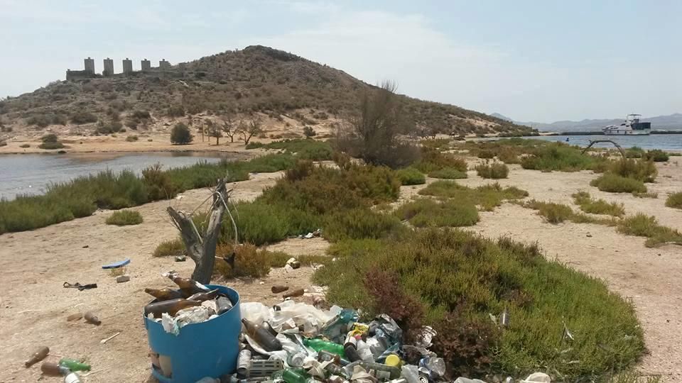 Lamentable estado de la isla Perdiguera del Mar Menor