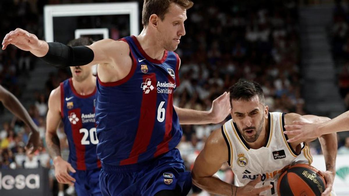 Campazzo intenta penetrar ante la defensa de Vesely.