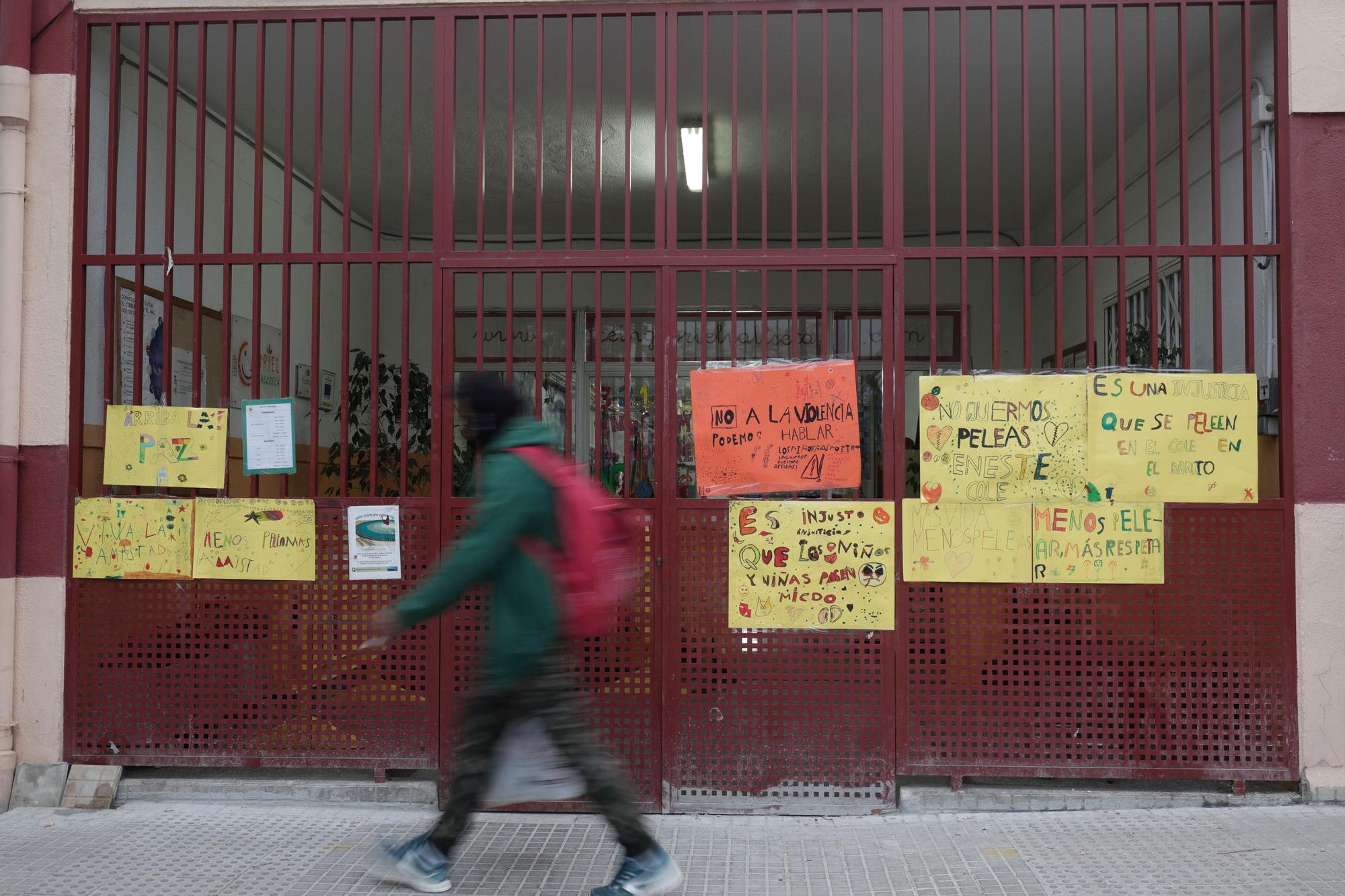 Los alumnos del colegio Gabriel Vallseca cuelgan carteles y dibujos en apoyo a su directora