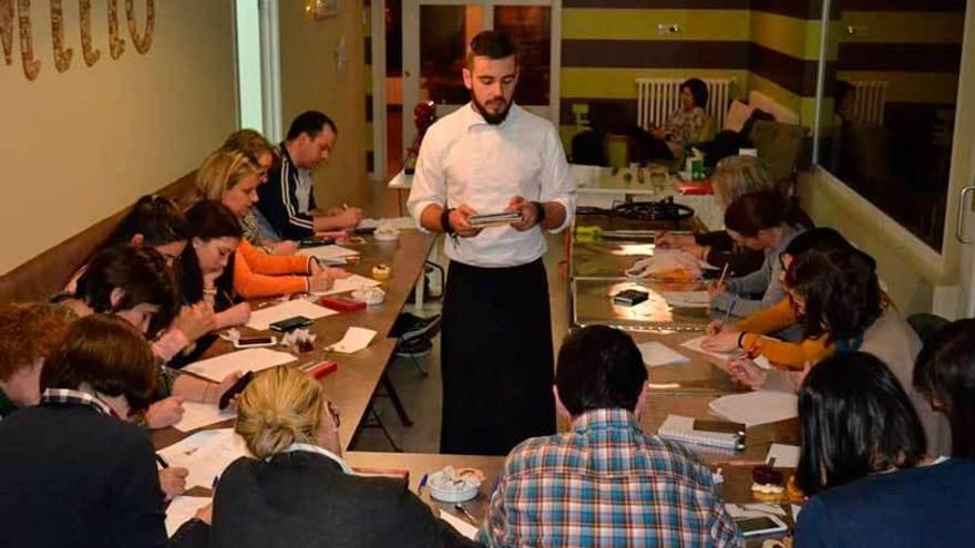 Un momento del taller de pastelería con Jonathan González.