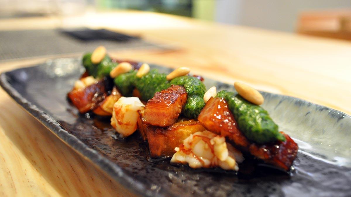 Cómo se prepara la berenjena con anguila, langostino y ’miso’ de albahaca.