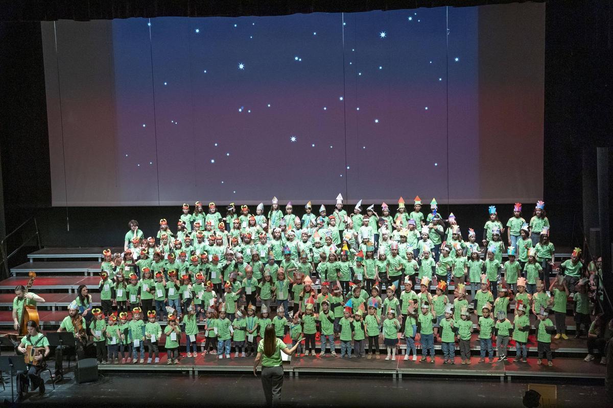 Uns 160 infants de 3 a 8 anys dalt de l'escenari durant la funció de la tarda