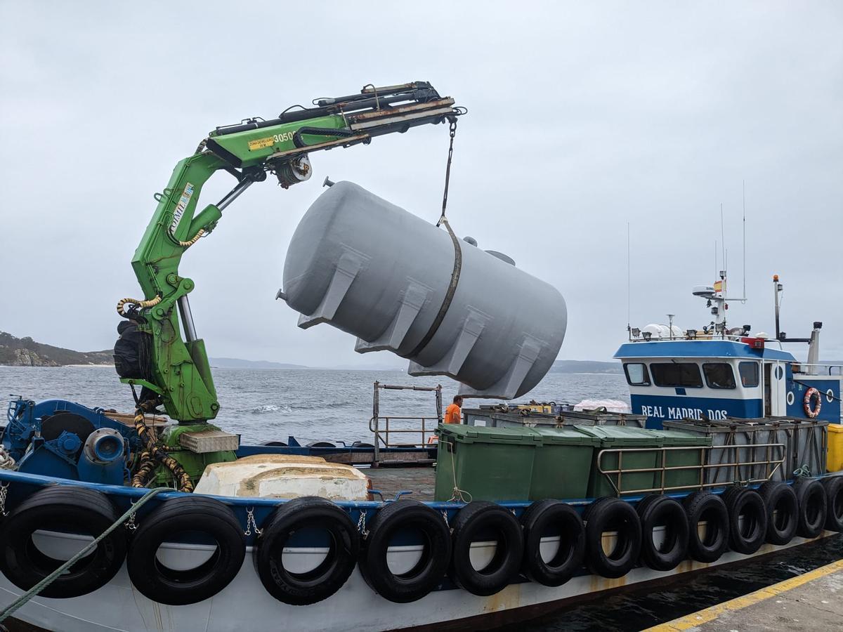 Descarga de uno de los depósitos de agua en el muelle de Ons.