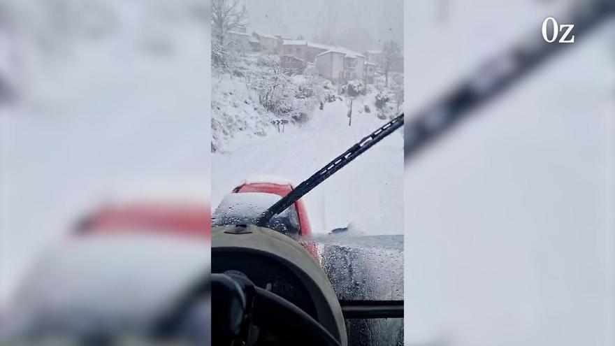 VÍDEO | Así se circula con nieve en San Martín de Castañeda: tractor y música a todo volumen