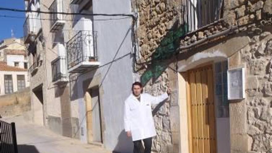 Ibán Asensio, en la puerta de su farmacia en Xodos.