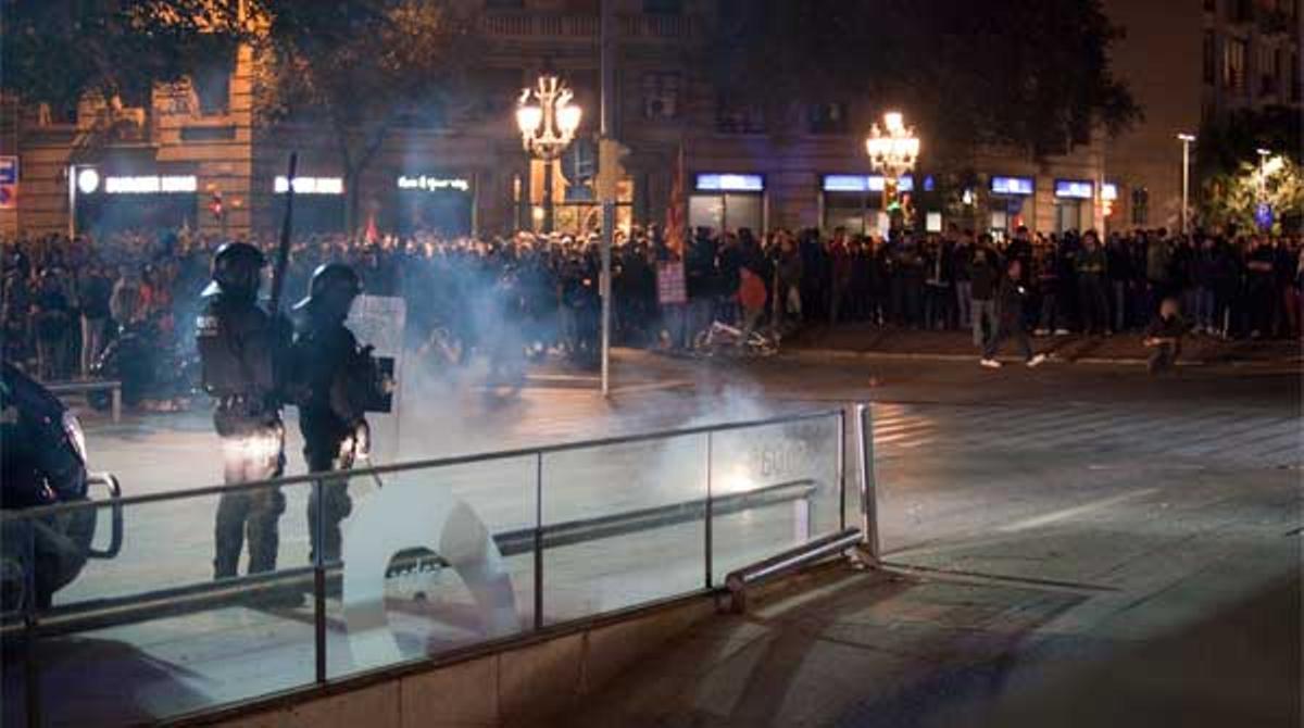 Els Mossos d’Esquadra carreguen contra els manifestants a la plaça de la catedral i a la Via Laietana.