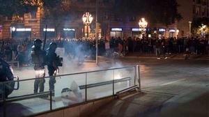 Els Mossos d’Esquadra carreguen contra els manifestants a la plaça de la catedral i a la Via Laietana.