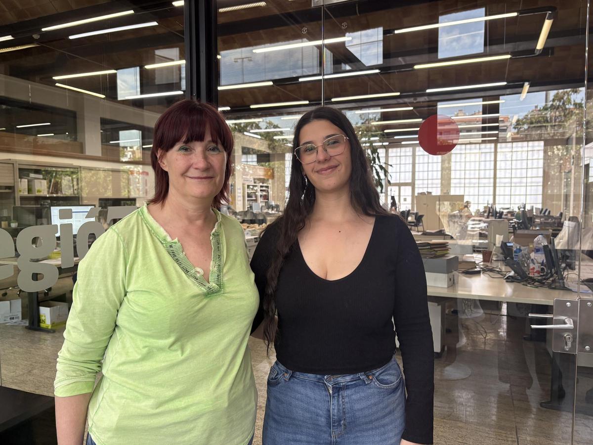 La Judit Benítez i la seva mare, Charo Aguilera, a la redacció de Regió7