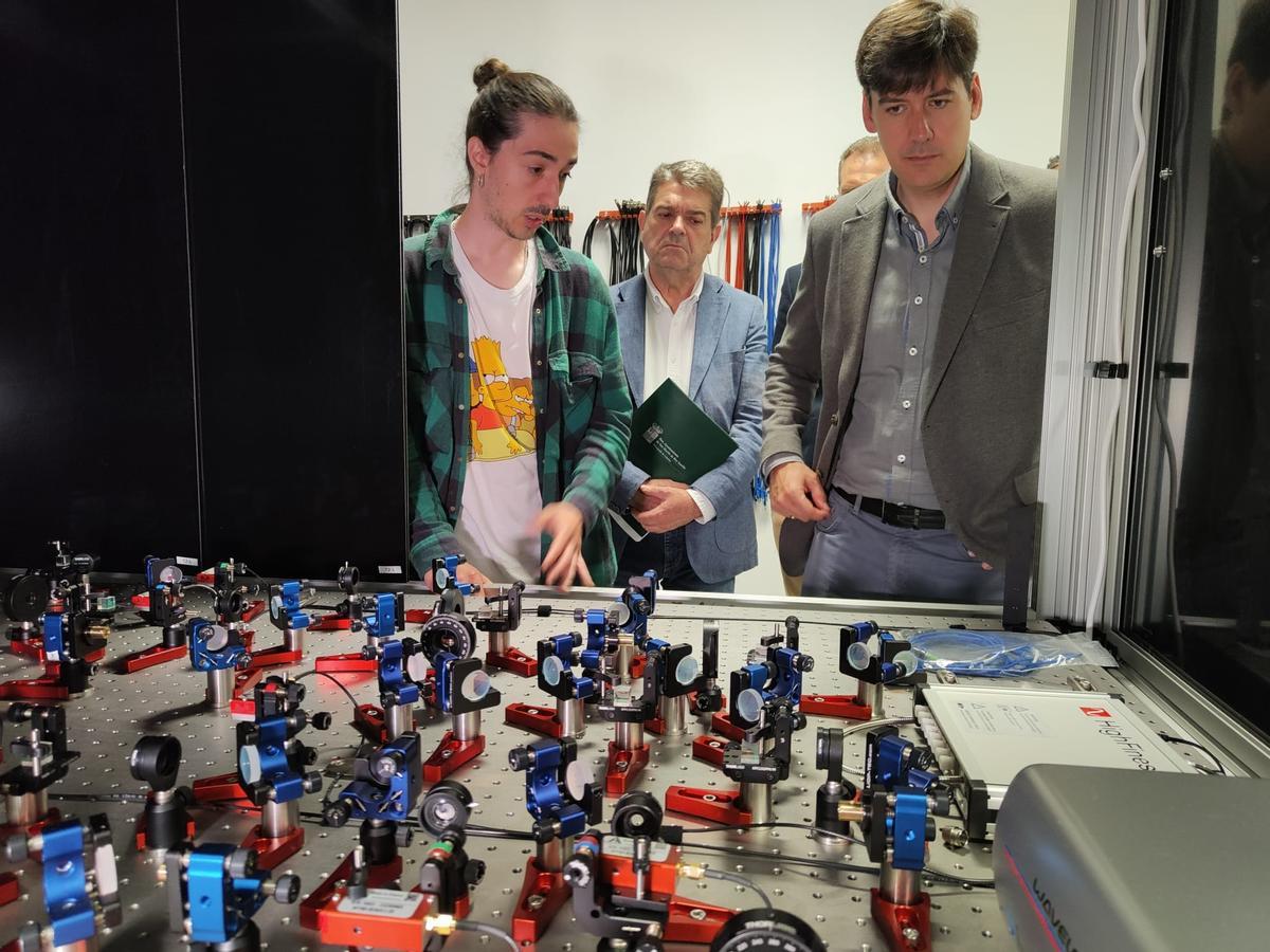 Sergio Ena, investigador del CINN, junto a José Ramón Martín Ardines y Borja Sánchez.