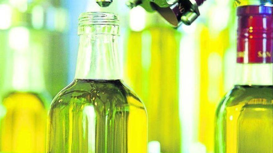 El aceite de oliva virgen es ideal para aliñar ensaladas.
