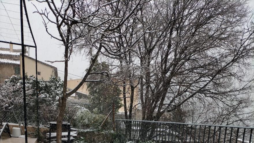 Nieve en Mallorca: Valldemossa se queda sin electricidad, la carretera sufre un gran atasco y se interrumpen líneas regulares autobús