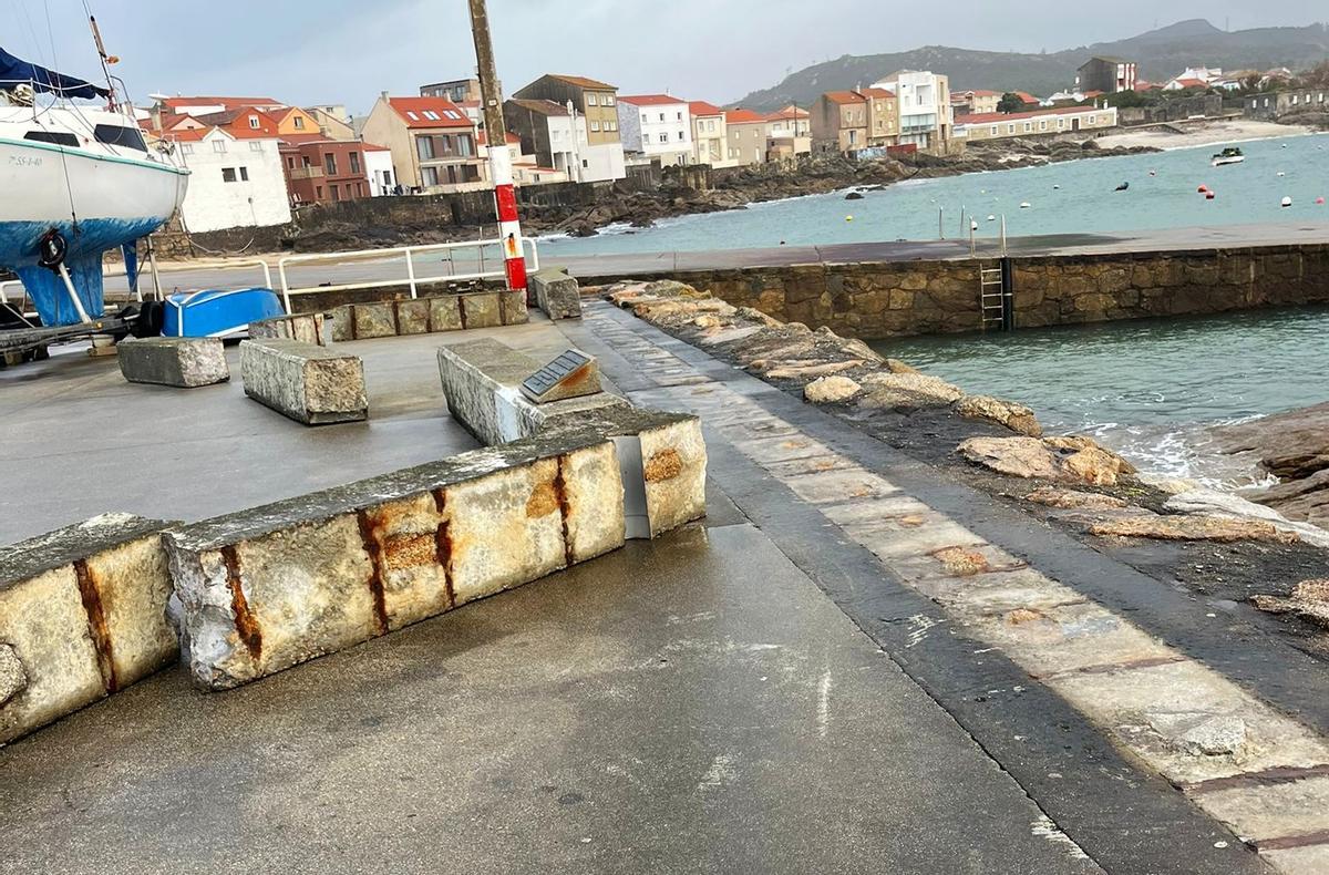 Bloques de piedra desplazados varios metros de su posición original.