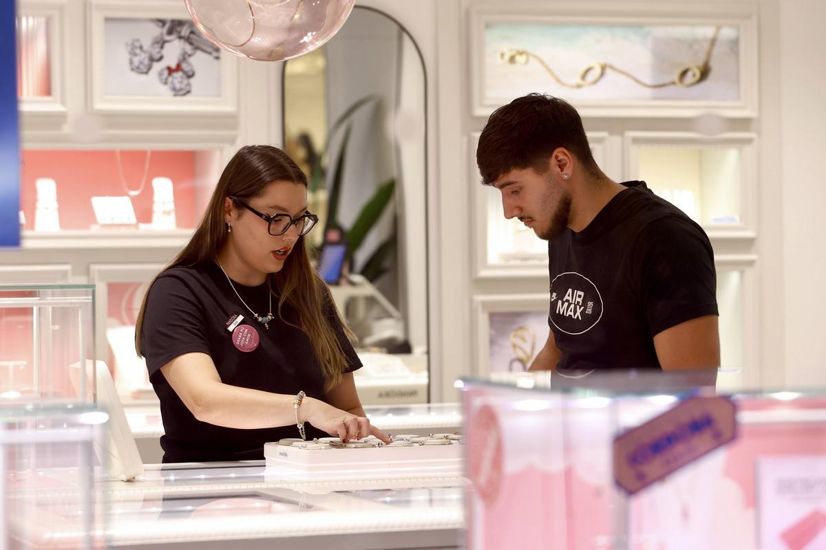 Córdoba. Empleo joven en Córdoba. Gente joven trabajando. Tiendas, bares, terrazas