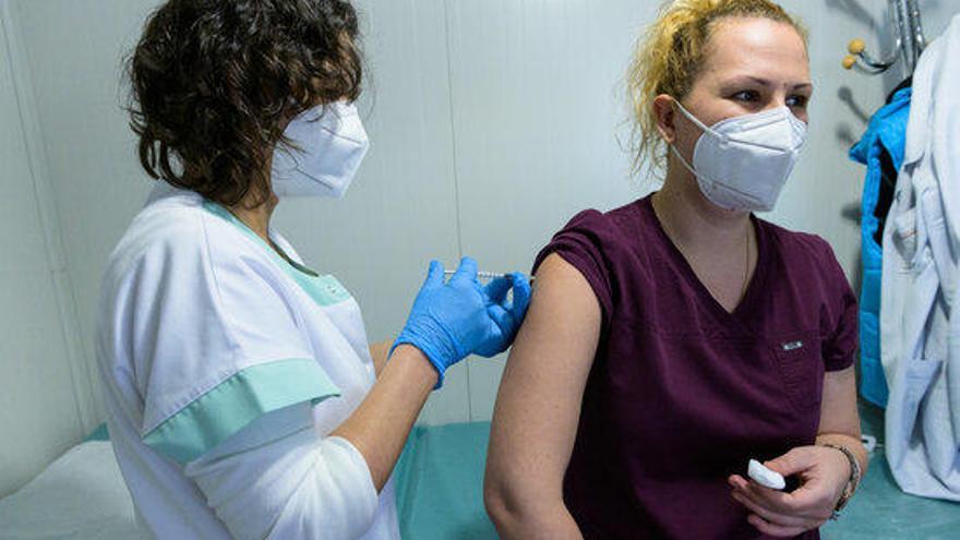 Una treballadora sanitària es vacuna a Bulgària.