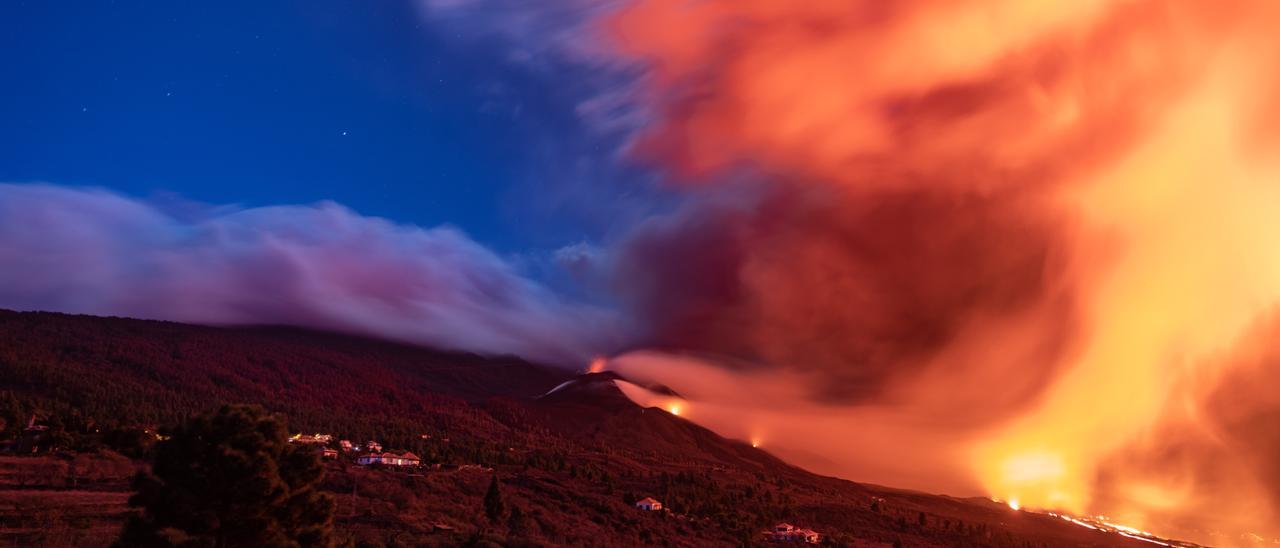 Nube de ceniza y lava que salen del volcán de Cumbre Vieja, en Tacande de Abajo, en la isla de La Palma