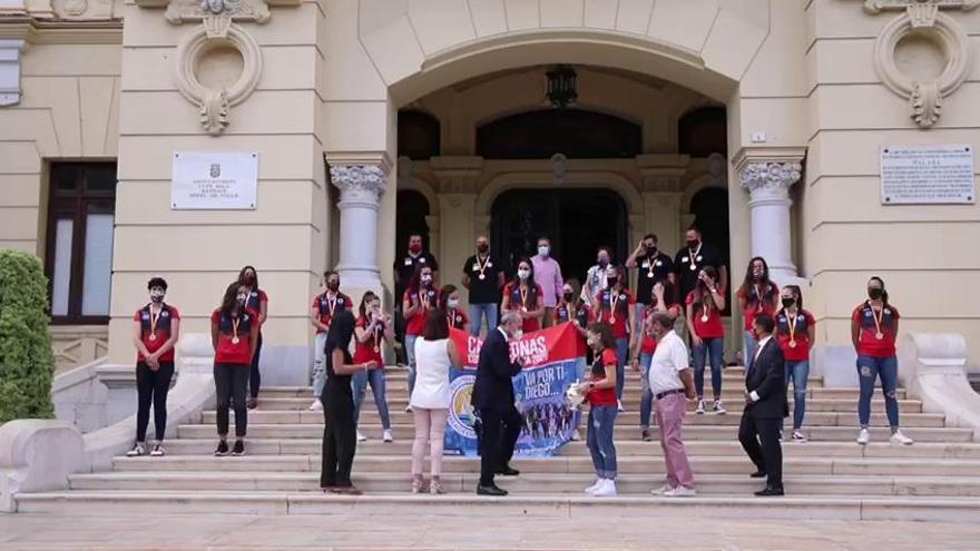 La plantilla del Rincón Fertilidad, recibida en el Ayuntamiento de Málaga