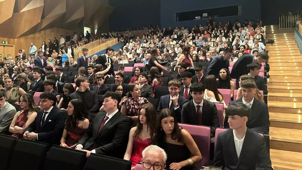 El IES Juan de Villanueva de Pola de Siero celebra la graduación de 112 alumnos de Bachillerato y ciclos formativos: “Os enseñamos a mirar el mundo con curiosidad”