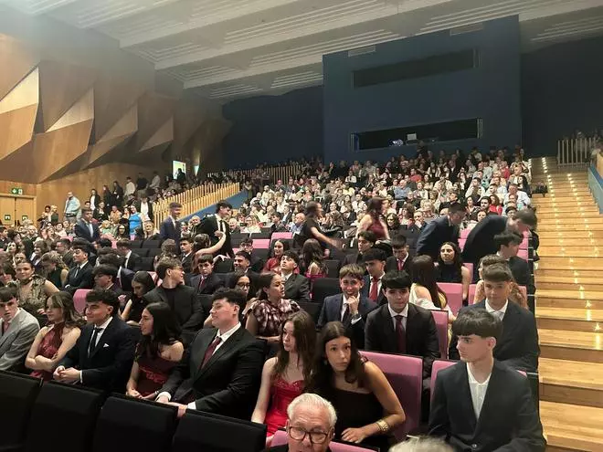 EN IMÁGENES: Graduación de Bachillerato y ciclos formativos del IES Juan de Villanueva de Pola de Siero