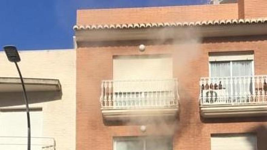 Un policía nacional en prácticas rescata a varias personas en el incendio de un piso en Gandia