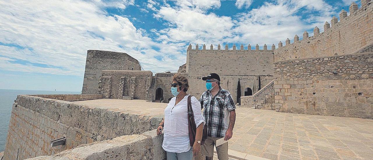 Turistas de visita en la ciudad del Papa Luna.