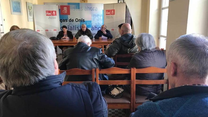 Asistentes a la asamblea extraordinaria convocada por la agrupación socialista de Cangas de Onís, ayer.