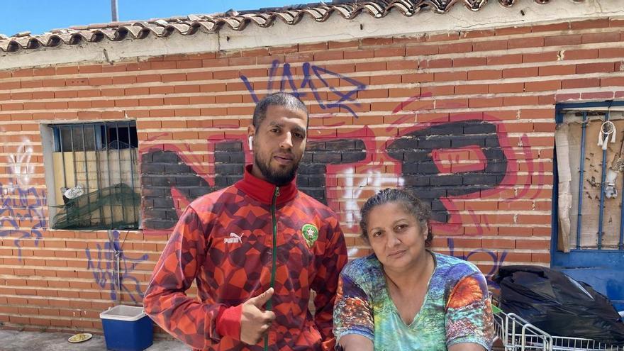 Los últimos de la antigua cárcel de Palma: "¿Te piensas que nos gusta vivir sin agua ni luz y rodeados de basura?"