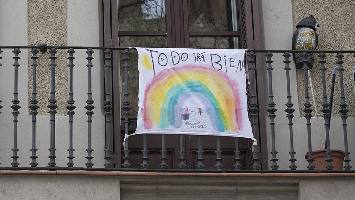 Pancarta con la frase &quot;Todo irá bien&quot;, en un balcón de Barcelona, el pasado 18 de marzo