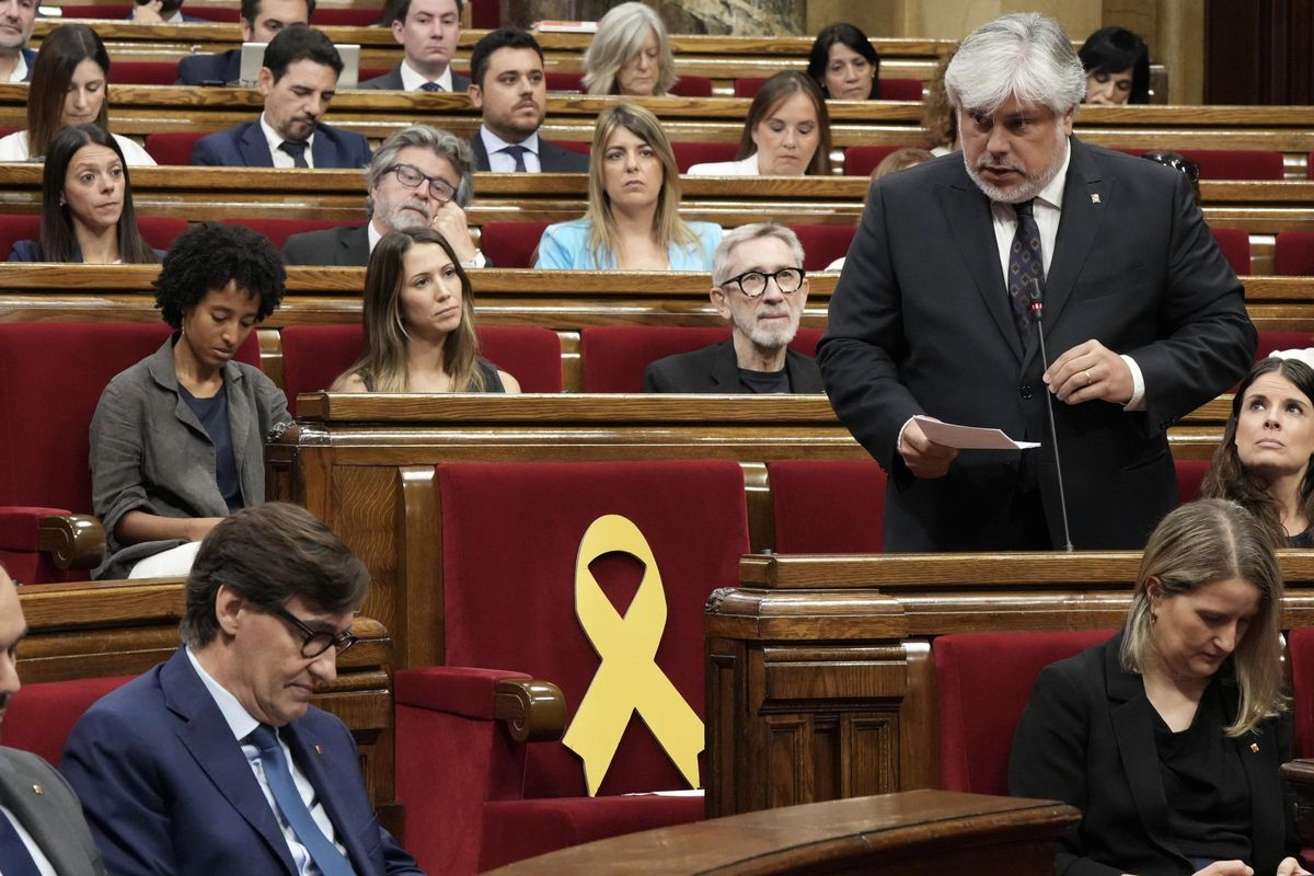 El presidente del grupo parlamentario de Junts, Albert Batet, pregunta al president en la sesión de control. El presidente del grupo parlamentario de Junts, Albert Batet, pregunta al president en la sesión de control.
