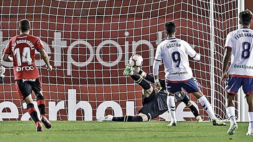 Reina desvÃ­a con el pie el balÃ³n lanzado por HÃ©ctor HÃ©rnandez.