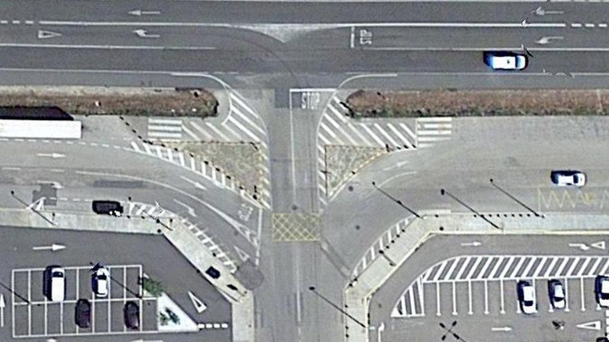 Imagen del cruce para acceder al centro comercial de Vinaròs.