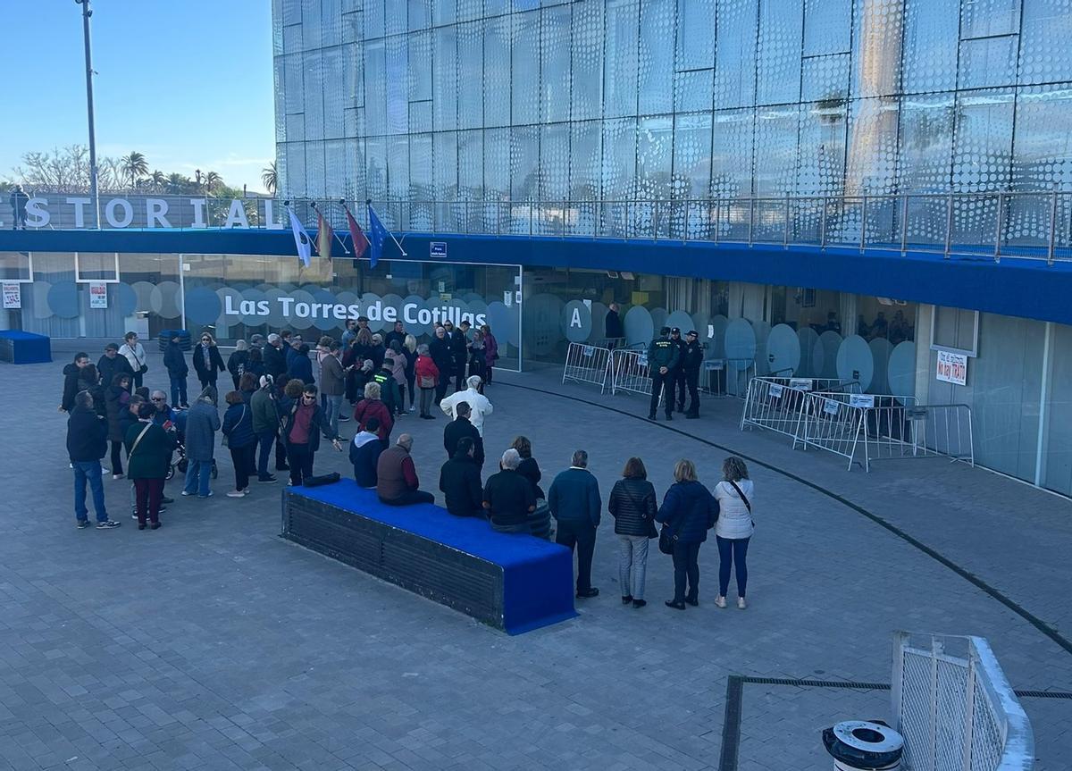 Vecinos y miembros de la plataforma Stop Biogás, frente al Ayuntamiento de Las Torres de Cotillas.