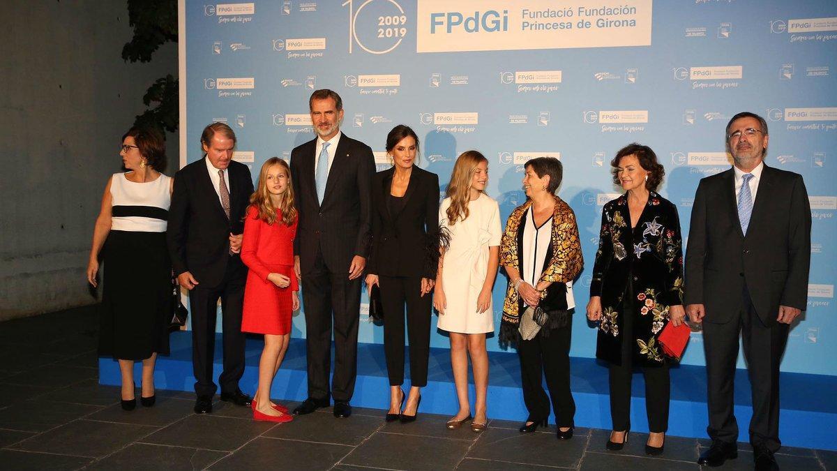 La princesa Leonor (tercera por la izquierda) junto a su padre el rey Felipe VI, su madre y su hermana, la infanta Sofía, en la entrega de los Premios Princesa de Girona 2019, en Barcelona, el 4 de noviembre del 2019