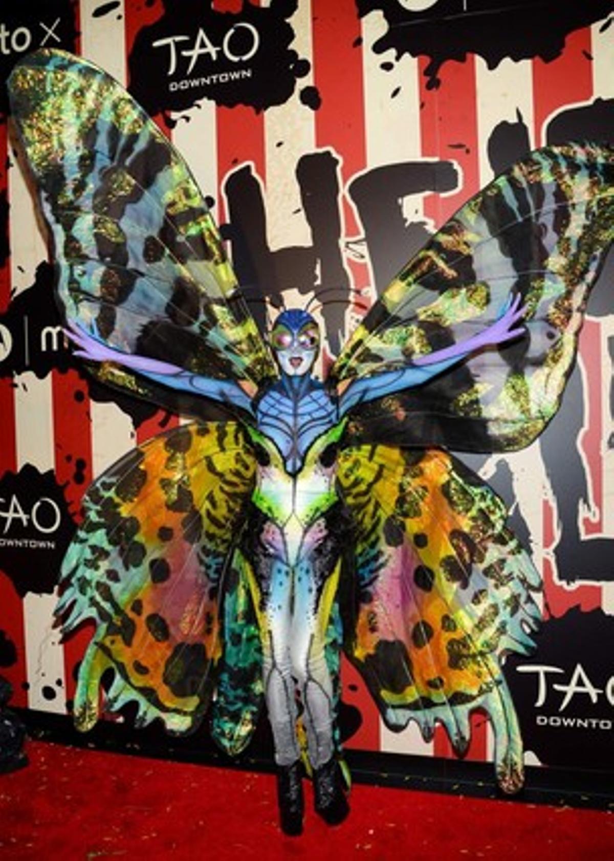 La supermodelo alemana Heidi Klum deslumbró en Halloween con su elaborado traje de mariposa.