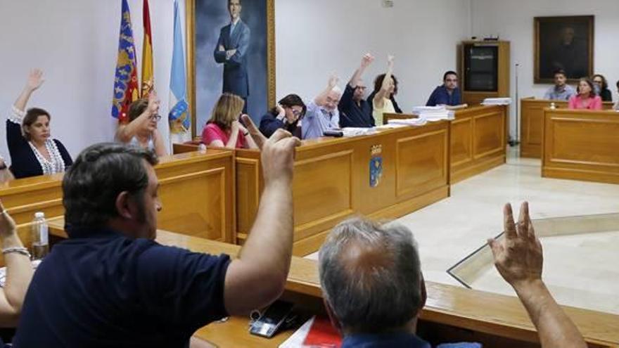 El grupo de gobierno y Sueña Torrevieja votaron a favor, Ciudadanos se abstuvo y el PP votó en contra de la moción para considerar la entidad local menor de La Mata.