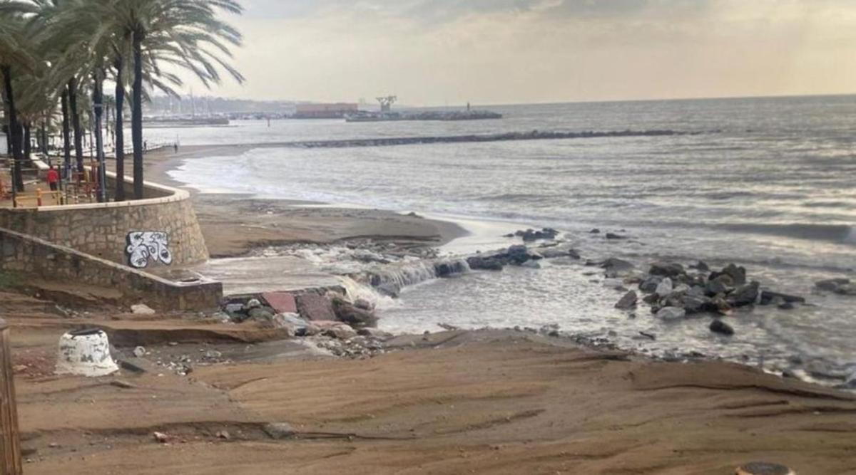 Un tramo del litoral marbellí tras una tempestad en invierno.
