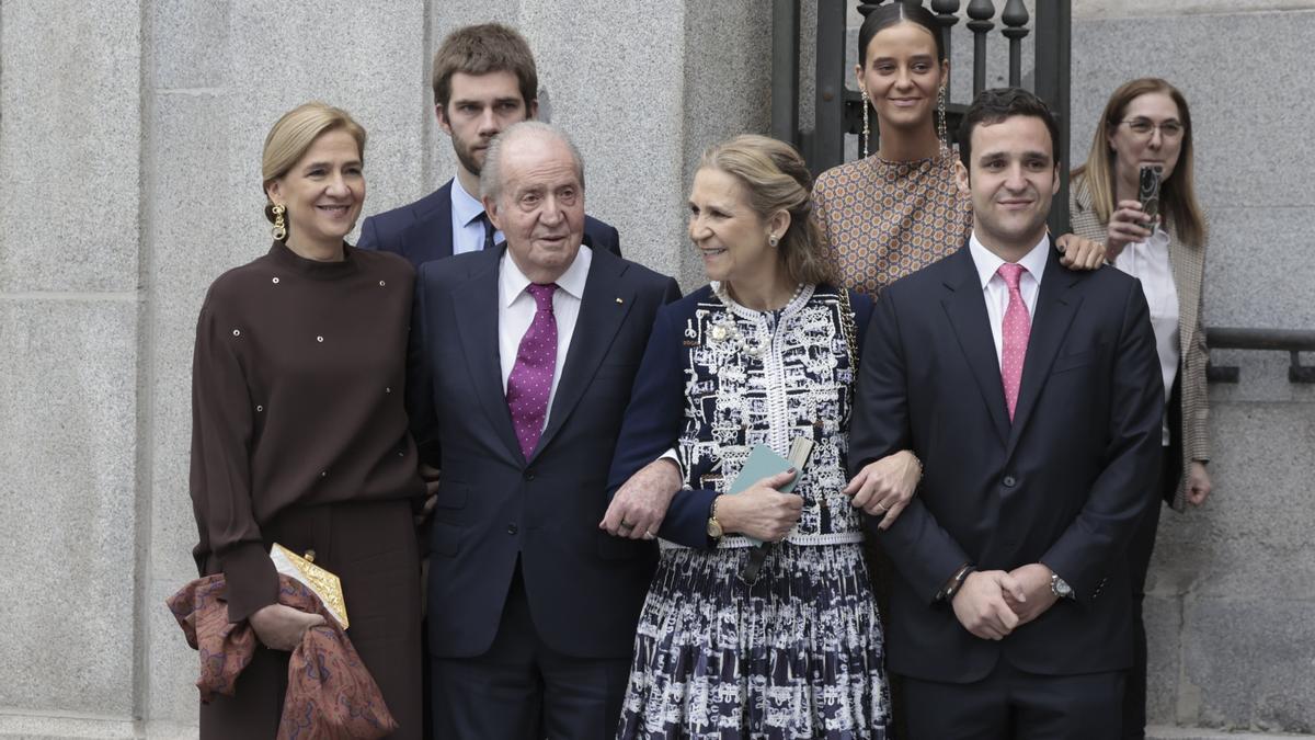 El rey emérito posa junto a las infantas y tres de sus nietos en la boda de Almeida