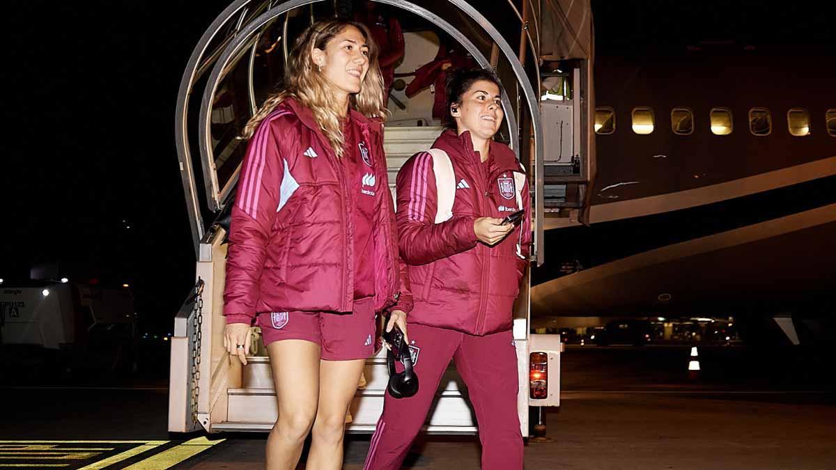Las jugadoras españolas descendiendo del avión que las ha llevado este domingo de Madrid a Zúrich