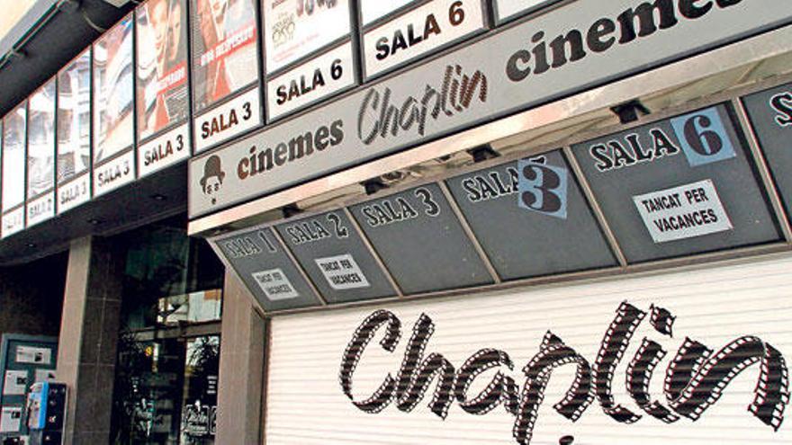 Cartelera del Chaplin cuando fue cerrado en 2004, tras 26 años.