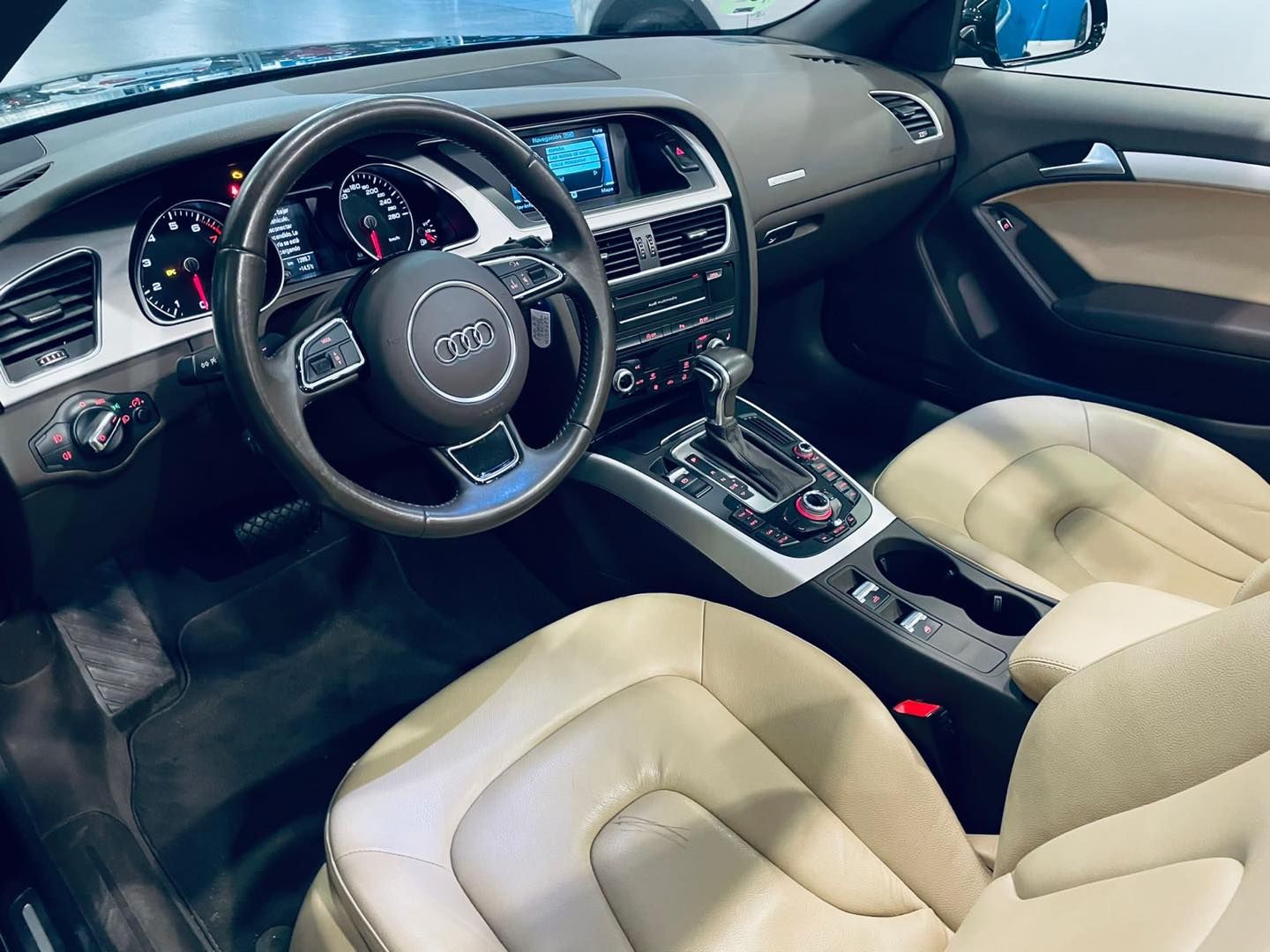 Interior de un Audi A5.
