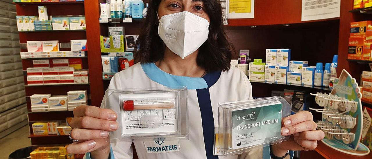 Una profesional de Farmateis muestra los kits que recibieron ayer. | // RICARDO GROBAS