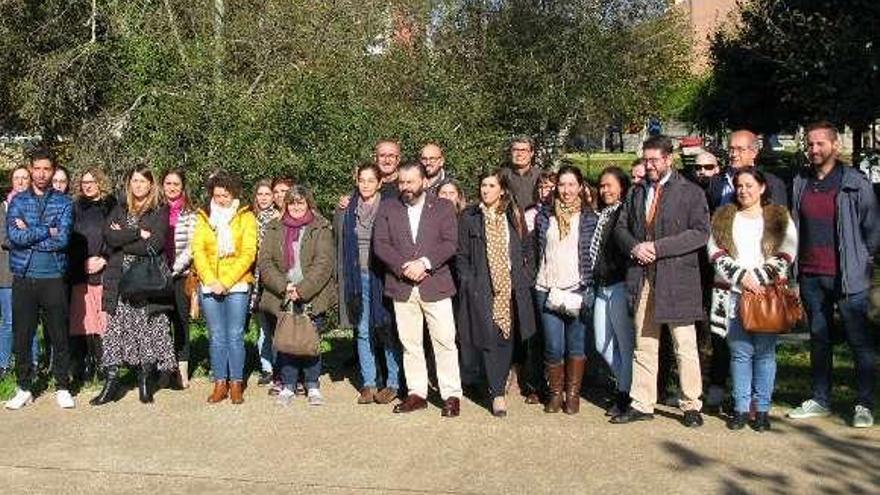 Los veinte alumnos junto a los alcaldes y el jefe territorial de Industria de la Xunta. // D.P.