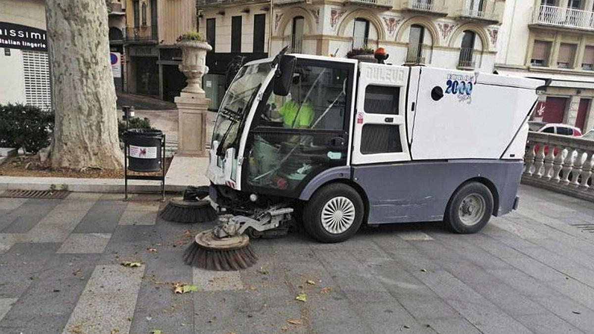 Un dels vehicles del servei de neteja viària a la Rambla de Figueres.   | ACN