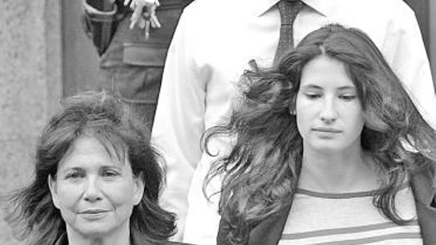 Anne Sinclair, esposa de Strauss-Kahn, y su hija, Camille Strauss-Kahn, a la salida del Juzgado tras lograr la libertad bajo fianza de su esposo y padre.