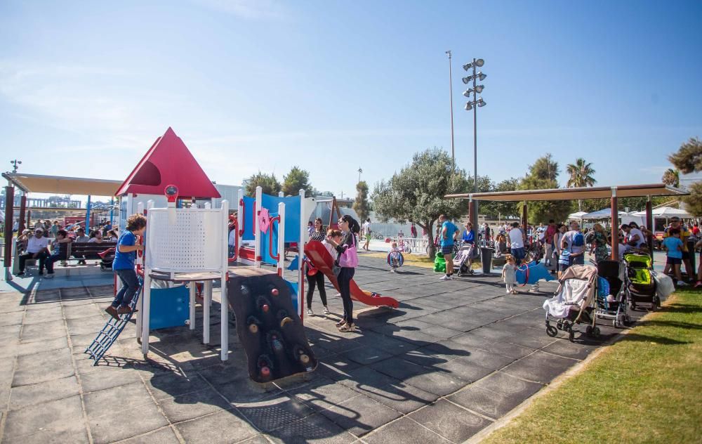 Ambiente festivo en la Marina y las playas por el Día del Pilar