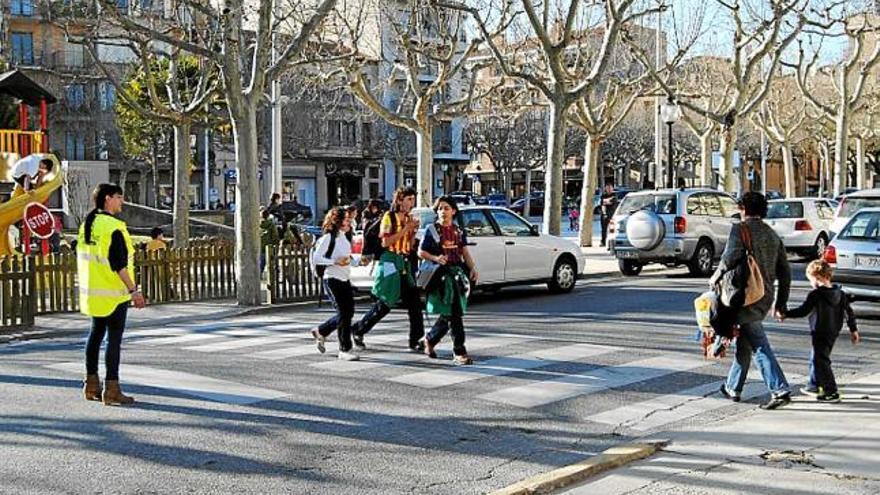 Membres de Volem Feina regulen la circulació als centres escolars