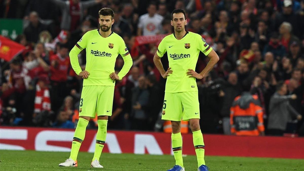 Piqué y Busquets abatidos tras encajar el cuarto gol del Liverpool que le echa de Europa.