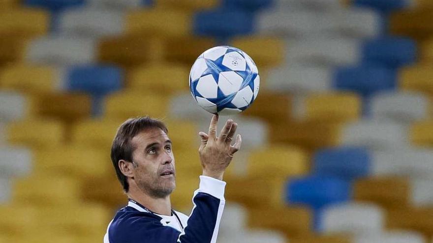 Julen Lopetegui en un entrenamiento en el Olympic Stadium de Kiev (Ucrania) con el Oporto.