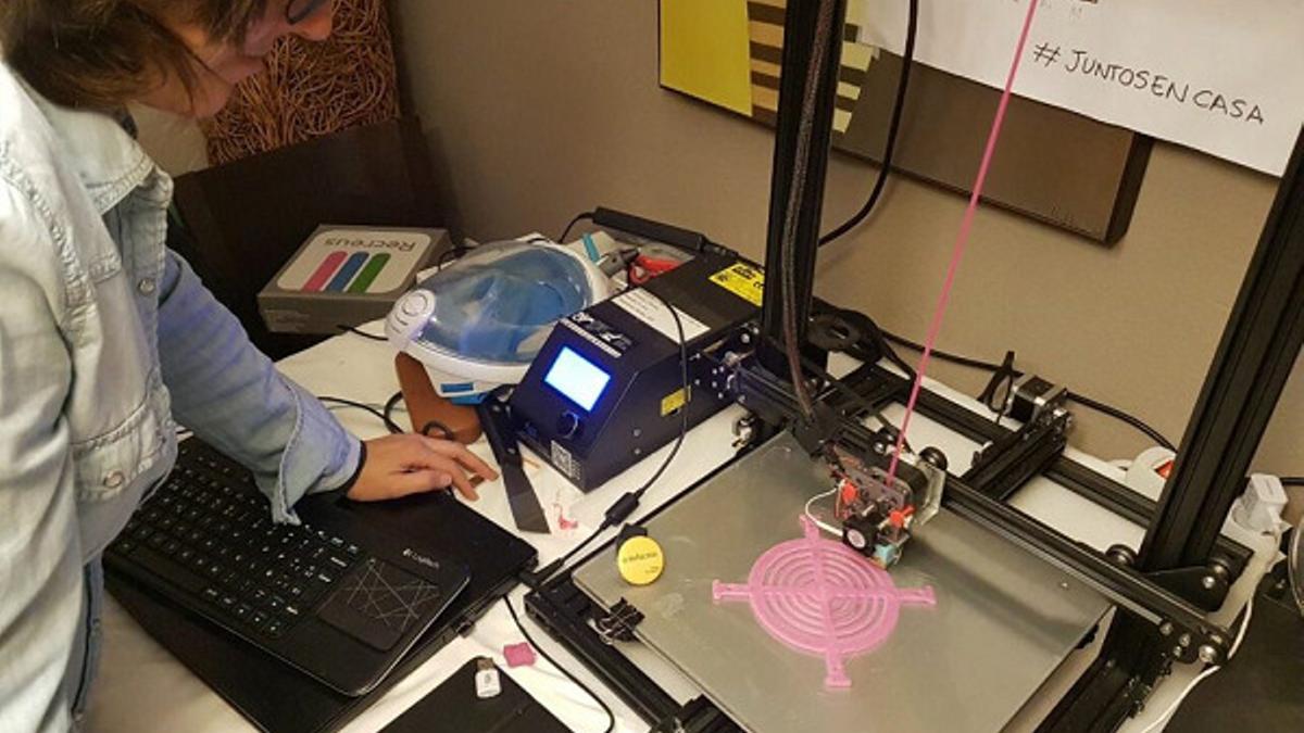 Uno de los investigadores de la empresa Artefactos de la UA realizando una creación en 3D.