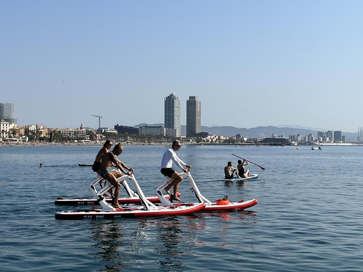 Bikesurf, las nuevas bicis acuáticas  surfean en la playa de la Barceloneta