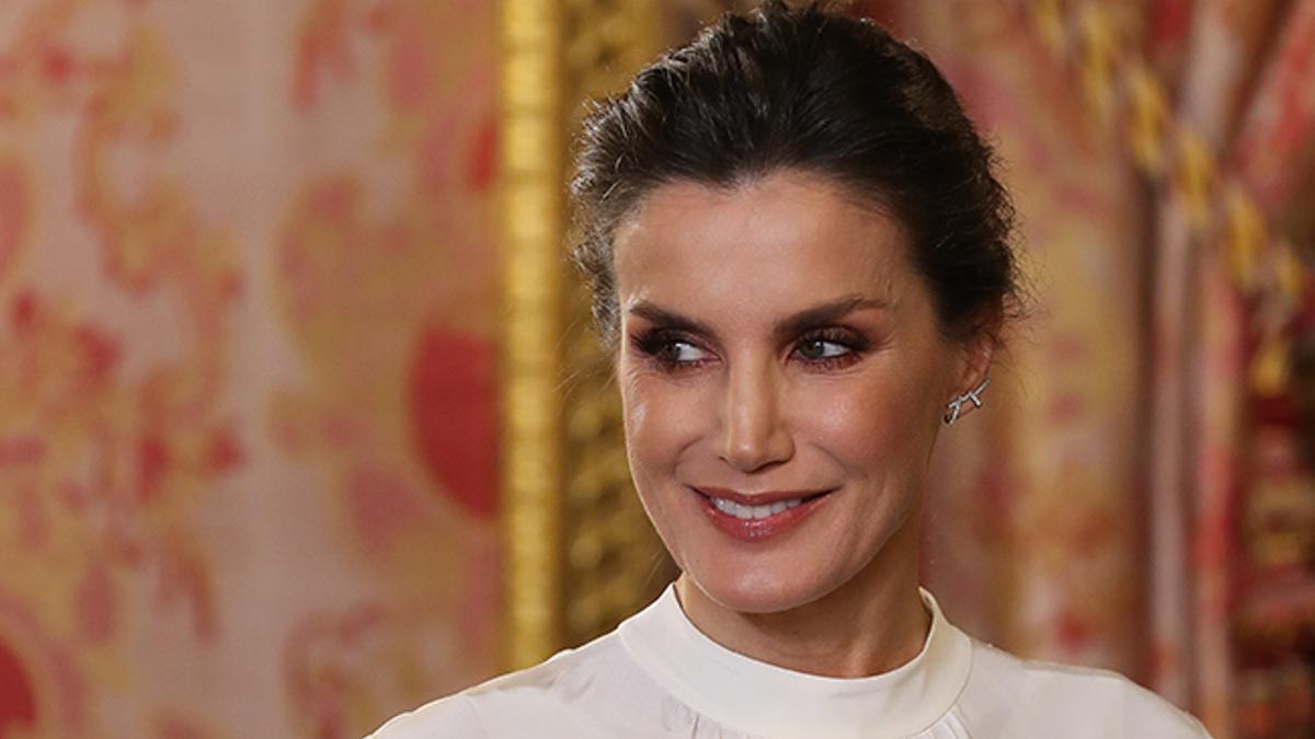 Primer plano de la reina Letizia en la recepción en el palacio real